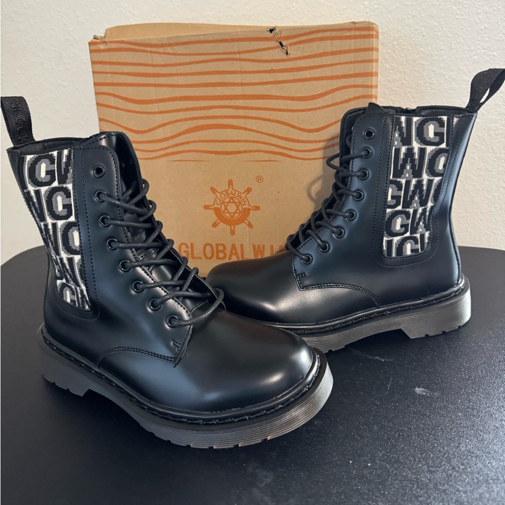 New in box size 6 GLOBALWIN Women's Combat Boots Lace Up Boots